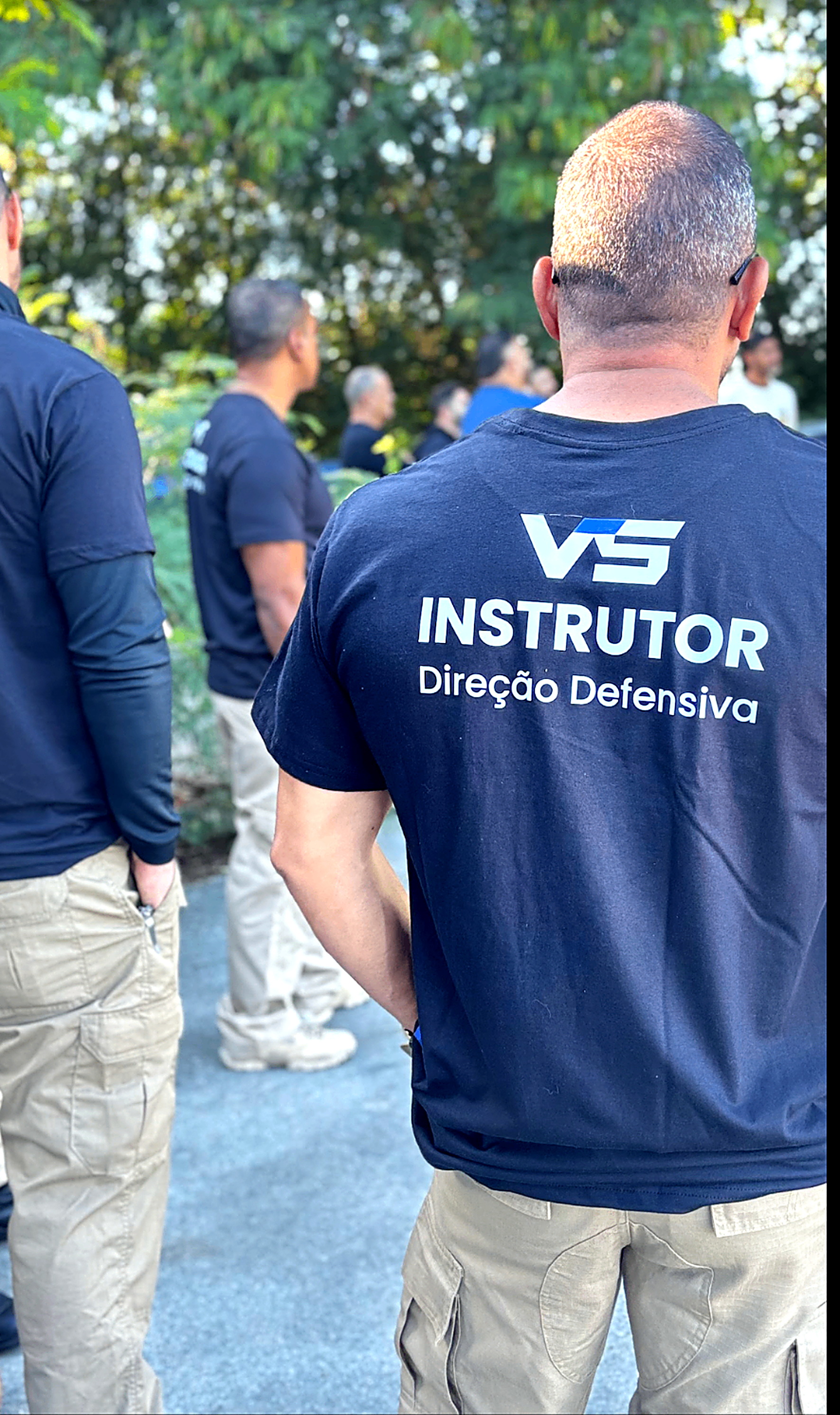 Instrutor de direção defensiva da VS Consultoria uniformizado durante treinamento